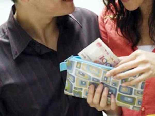 Mơ thấy vợ cho tiền nhưng bạn từ chối nhận