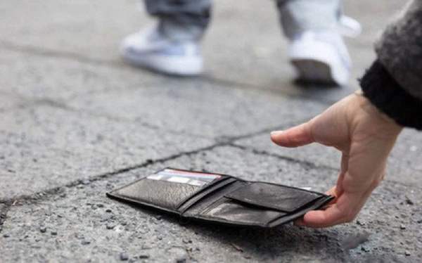 Nằm mơ thấy mất ví tiền nhưng tìm lại được là hên hay xui?