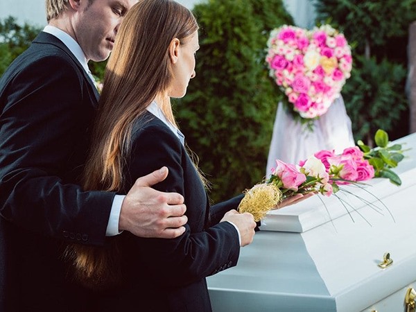 Mơ thấy người yêu cũ chết là điềm gì, đen hay đỏ?