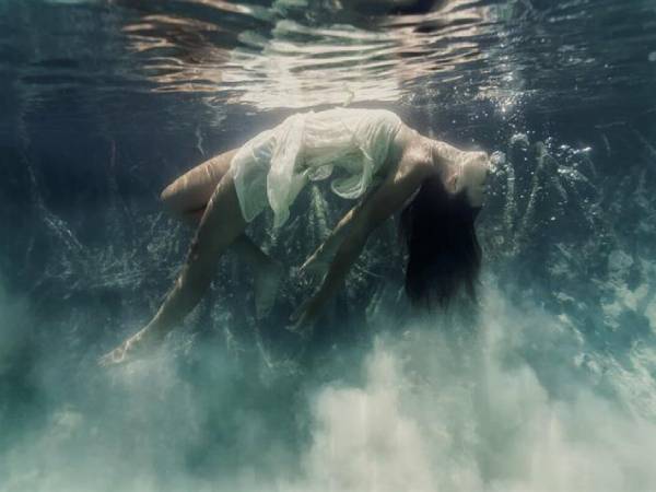 Mơ thấy người lạ chết đuối, bị tai nạn chết là điềm gì