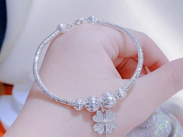 Nằm mơ thấy vòng bạc có ý nghĩa gì và số thu hút tài lộc