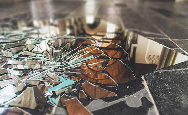 Nằm mơ thấy gương vỡ là điềm gì: Cảnh báo hay may mắn?