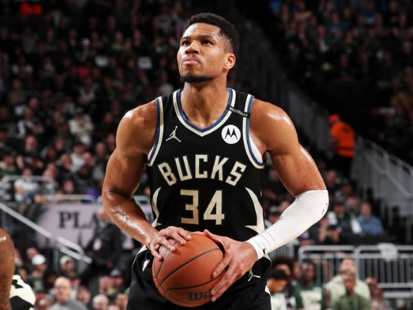 Giannis tỏa sáng khi ghi 34 điểm duy trì hiệu suất cao