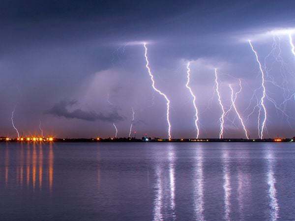 Mộng thấy mình đứng nhìn sấm sét từ xa