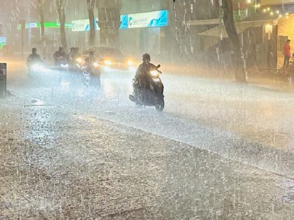 Nằm mơ thấy trời mưa lớn là điềm gì, tốt hay xấu, số may